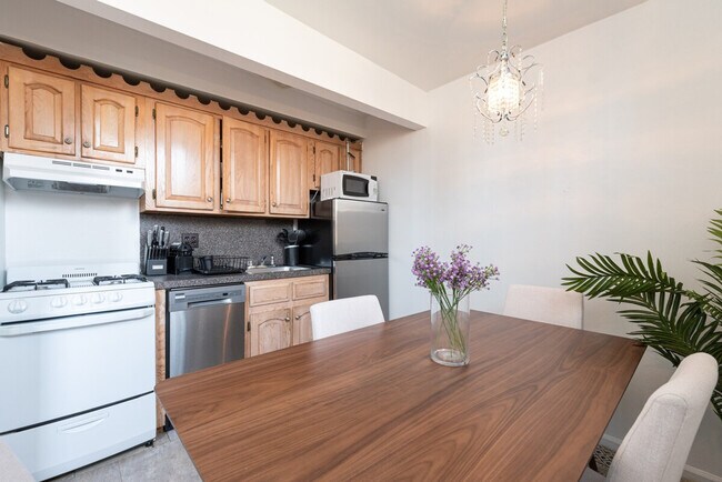 Building Photo - 735 10th Ave