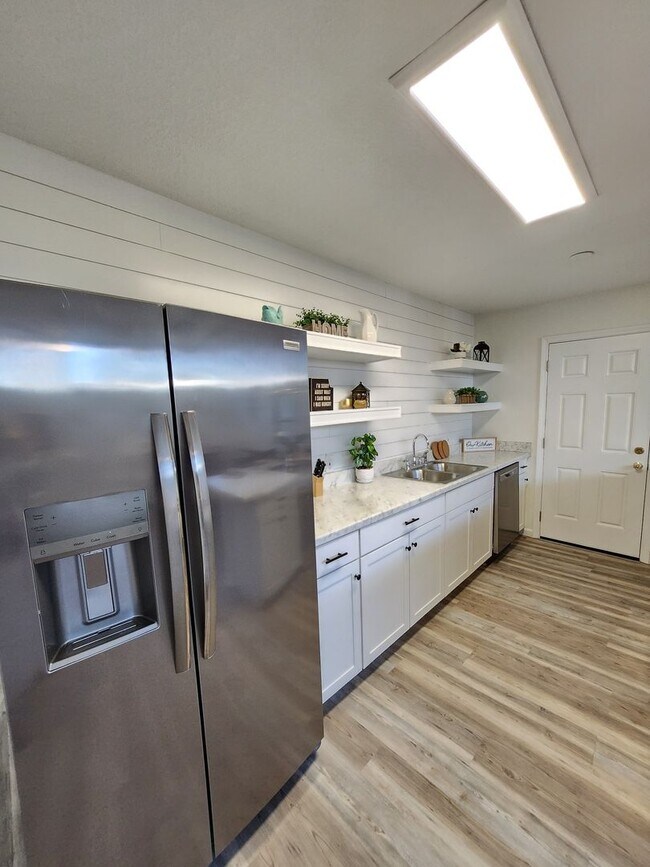 Building Photo - MOVE IN SPECIAL: HALF OFF first full month of rent!!!