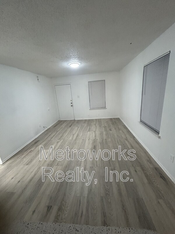 Building Photo - 105 Pine Meadow Dr