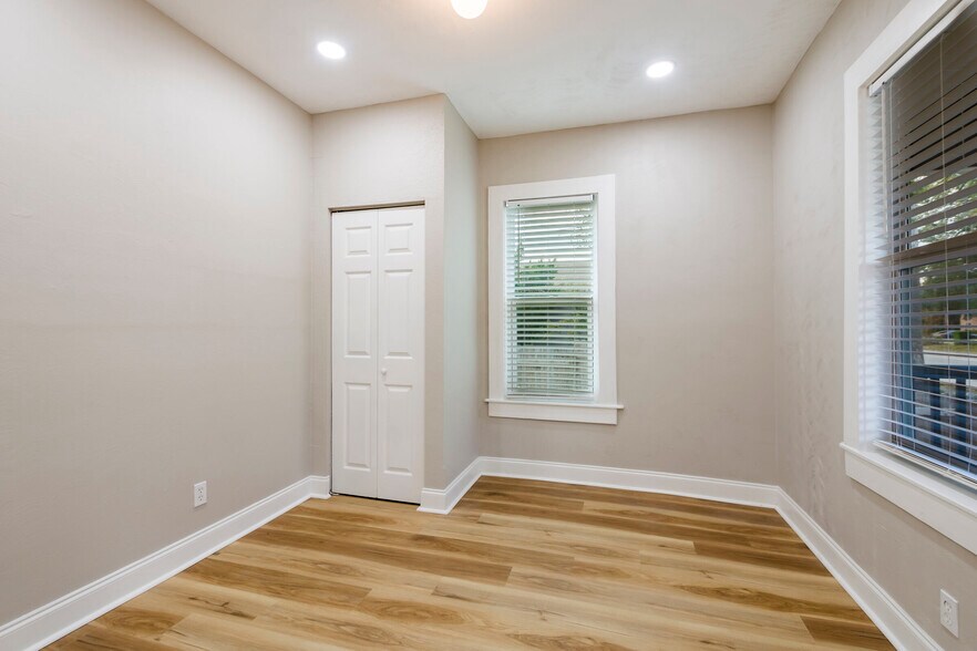 Building Photo - 2701 E Columbus Dr