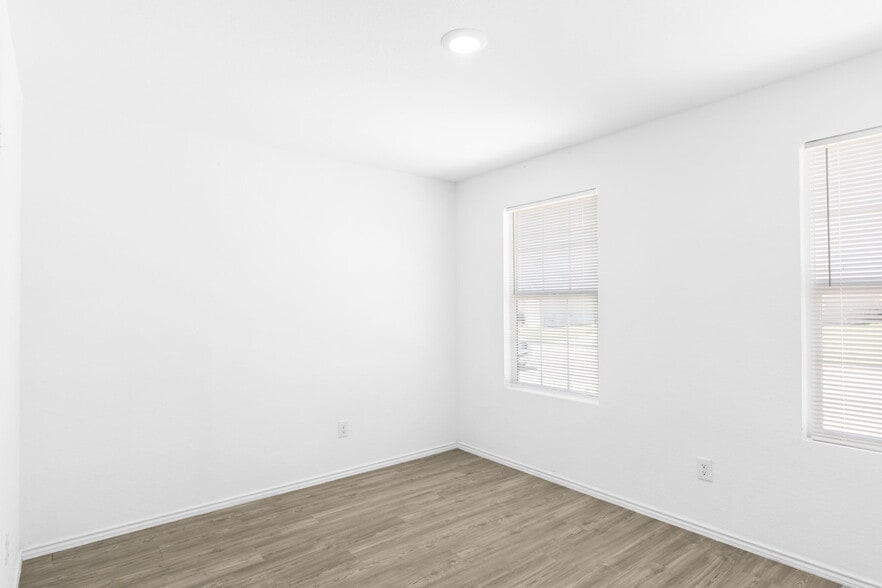 Building Photo - 422 De Herrera