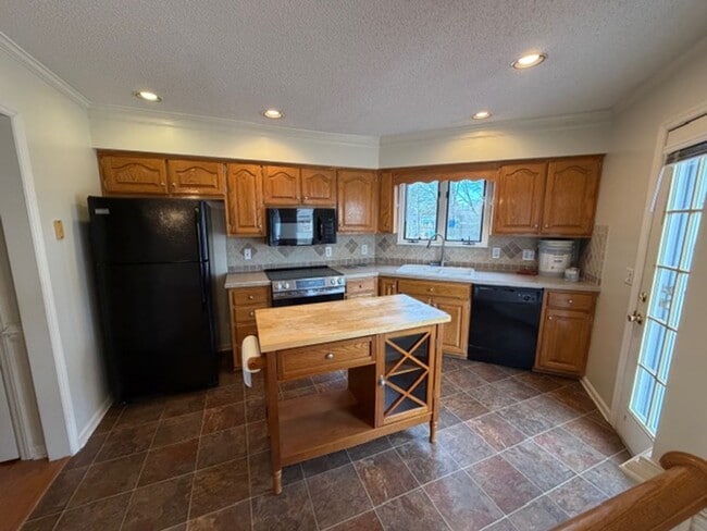 Building Photo - Elon