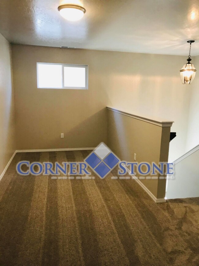 Building Photo - Spacious Home Canterbury Commons!