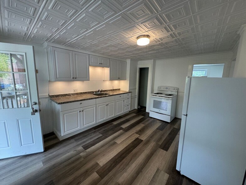 Interior Photo - 17 Sullivan St