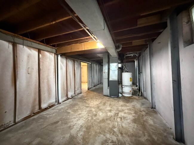 Building Photo - Centrally located 2 bed 1 bath duplex