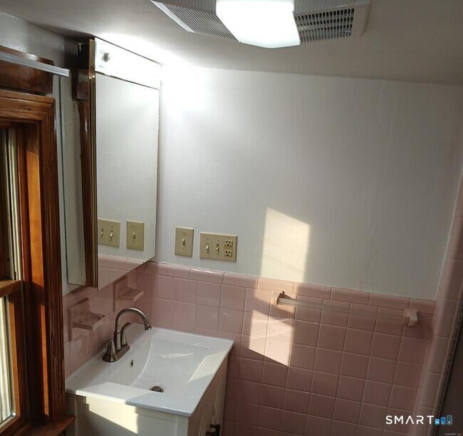 Building Photo - 16 Church St