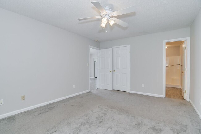 Building Photo - Updated 2 Bed 2 Bath Townhouse