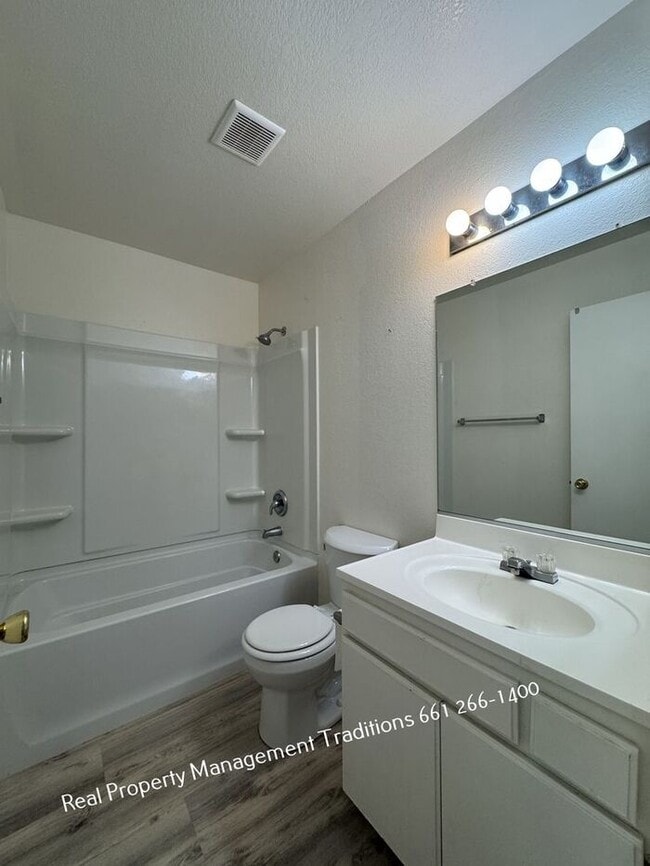 Building Photo - Great 4 + 2 in Rosamond!