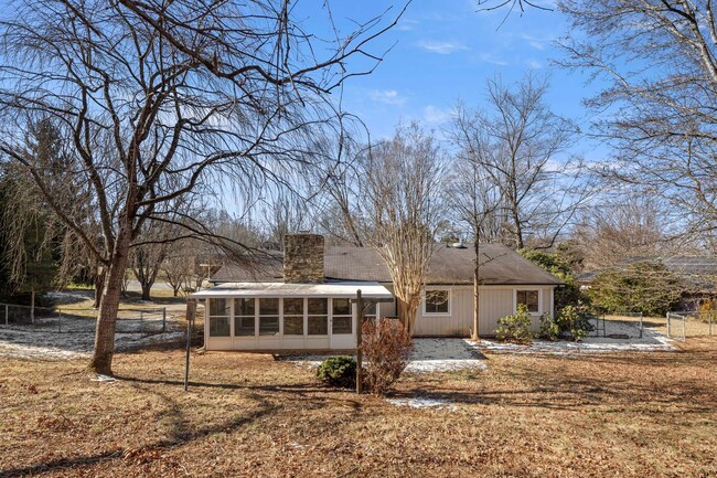 Building Photo - One-Level Home Near Beaver Lake!