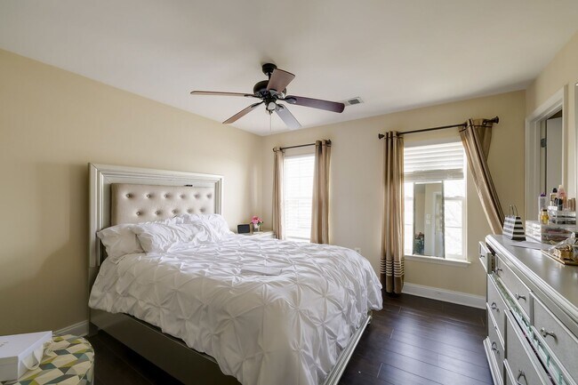 Building Photo - Luxurious Single Family Home in Emerald Farm