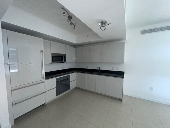 Building Photo - 1010 Brickell Ave