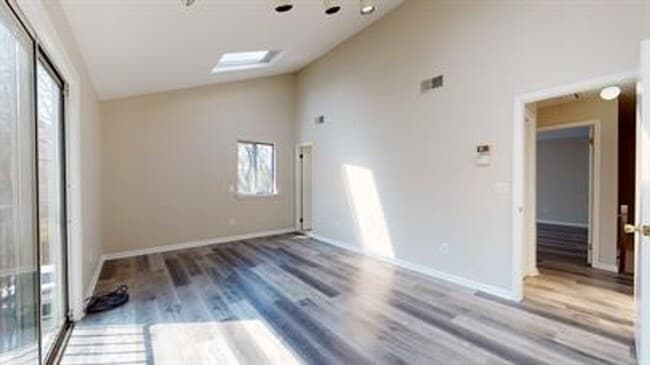 Building Photo - 2 Bedroom 2.5 Bath Townhouse