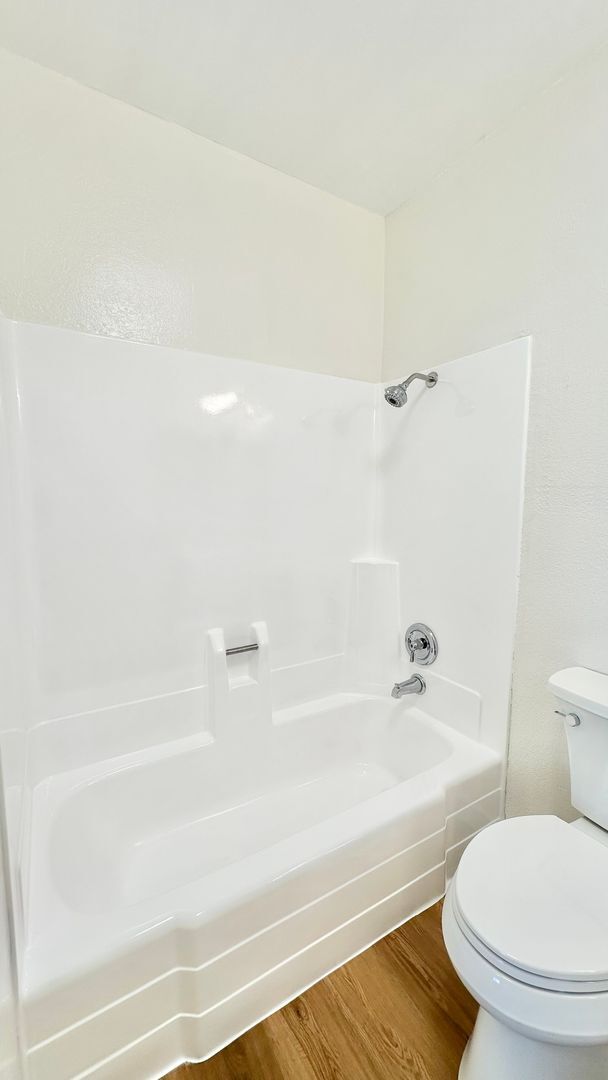 Building Photo - Darling, Upstairs, Corner-End Condo Unit i...