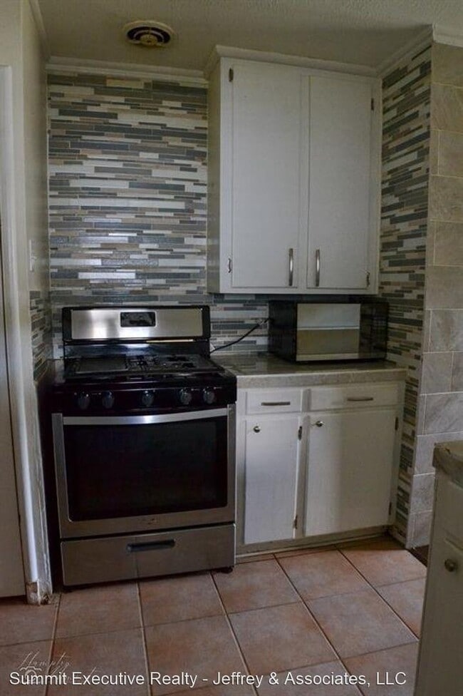 Building Photo - 3 br, 1 bath House - 2608 E. Cavett Dr.