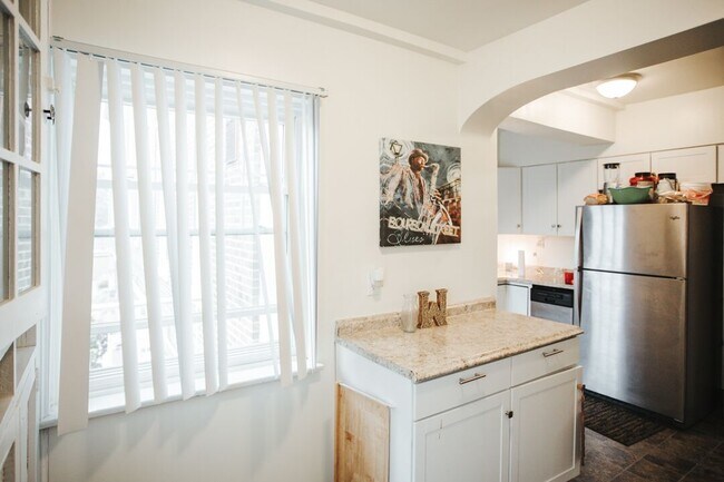 Building Photo - 727 N Capitol Ave