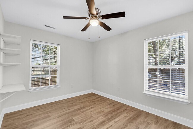 Building Photo - Beautiful 3/2 located in Central Mount Pleasant!