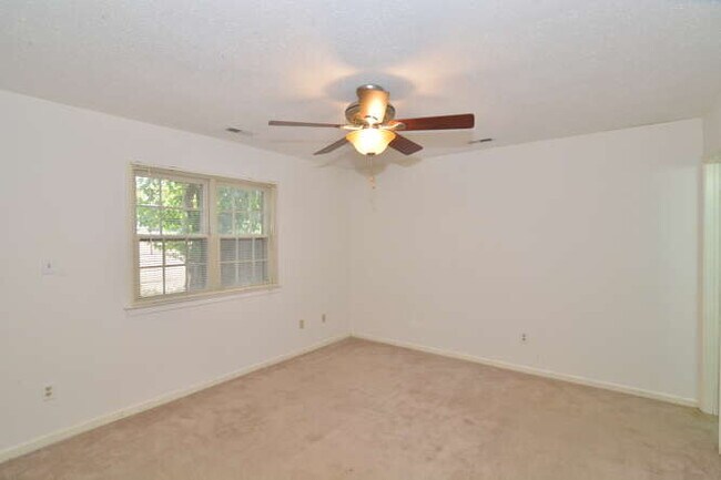 Building Photo - 1020 Tealwood Dr