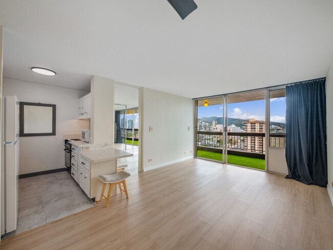 Building Photo - Remodeled Corner 1BR with Ocean & Diamond Head Views, W/D + Parking