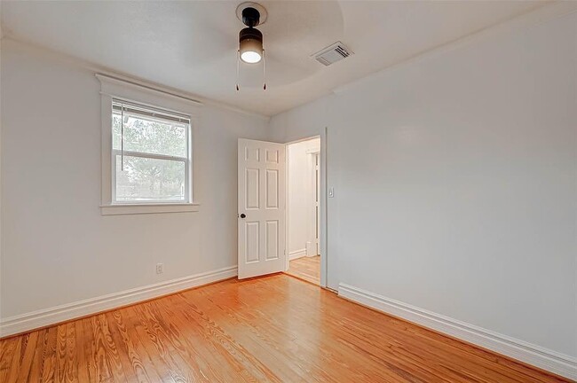 Building Photo - 406 Pecore St