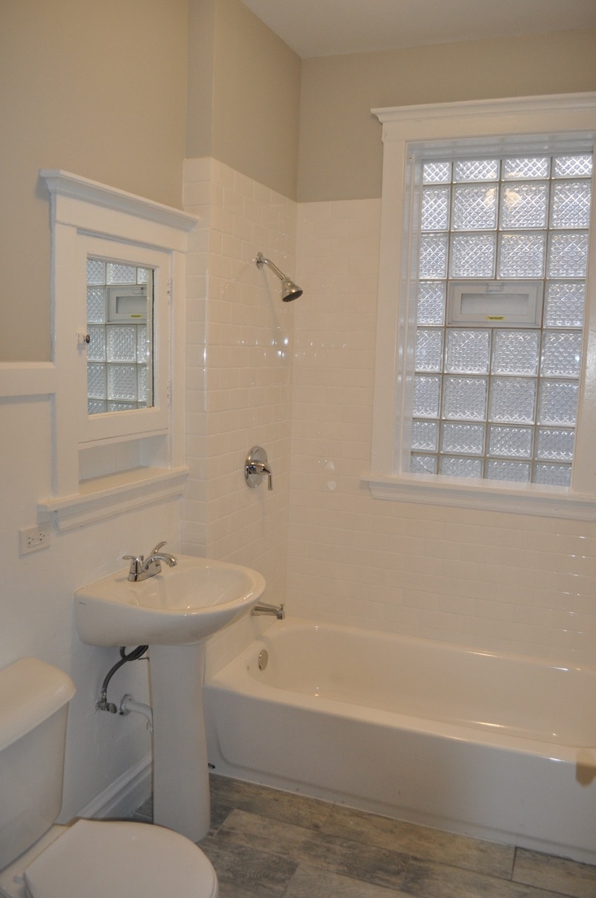 Bathroom - 2058 W Hutchinson St
