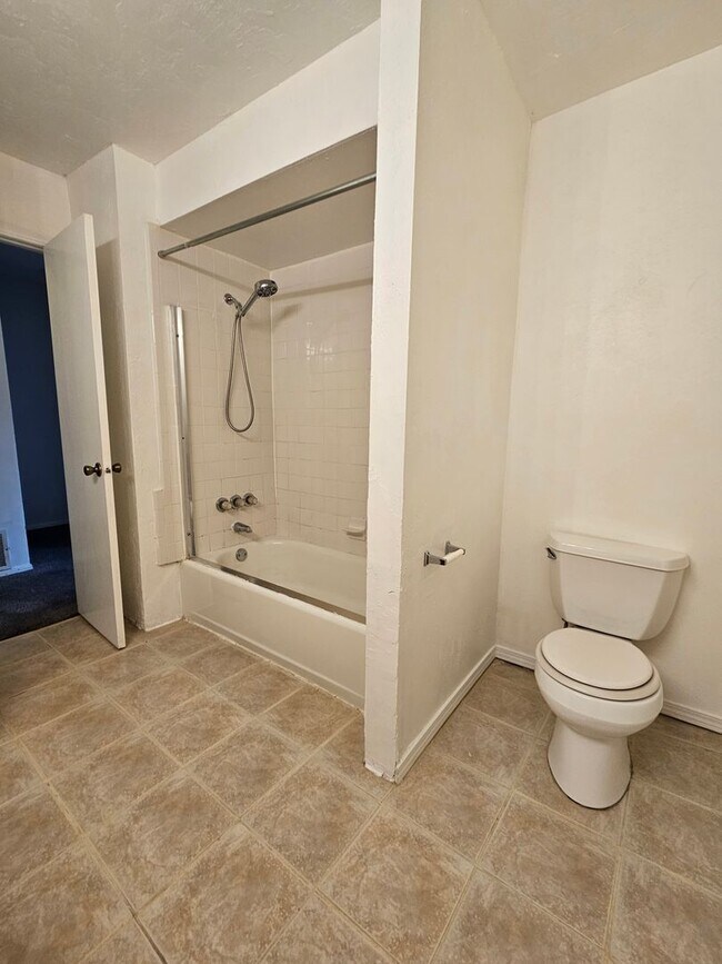 Building Photo - 129 Crystal Bend