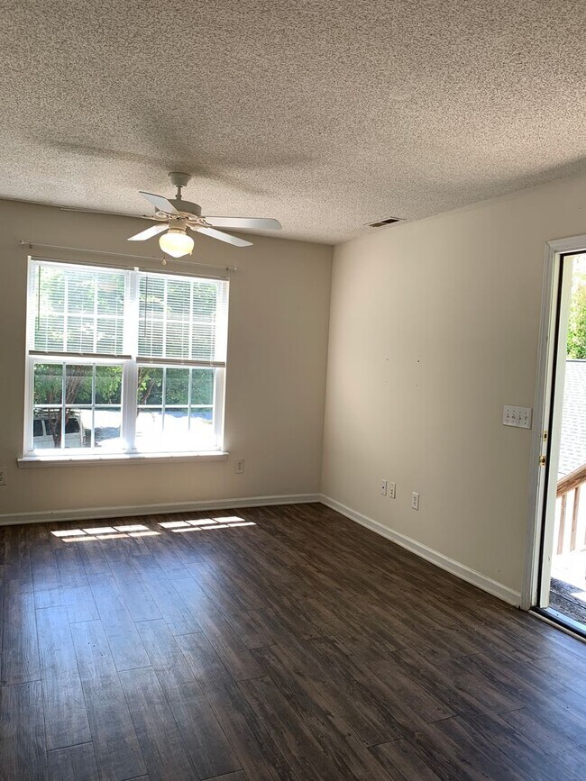 Building Photo - 1 Bedroom 1 Bath Apartment over a Garage Available Now on Yaupon