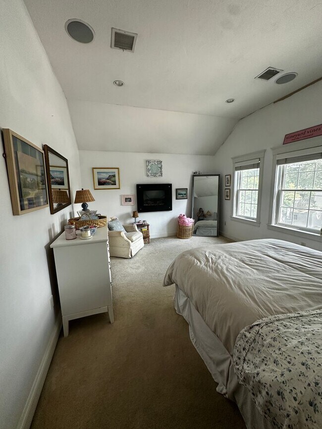 Building Photo - Spacious 3 Bed 2.5 Bath Single-Family Home...