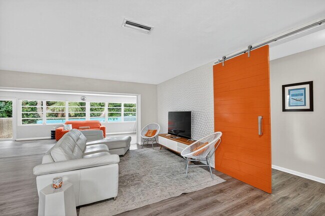 Building Photo - 113 Park Ln E