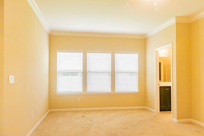Building Photo - 10104 Bedford Lakes Ct