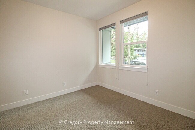 Building Photo - Newer Luxury 4 Bed 3 Bath 2 Car Garage Townhouse in Desirable Downtown Bothell Location. Walk to ...