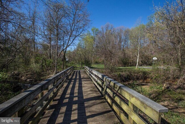 Building Photo - 921 Hillside Lake Terrace