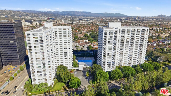 Building Photo - 2160 Century Pk E