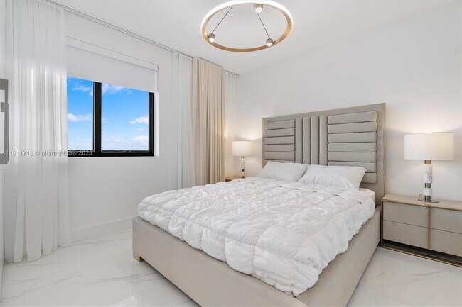 Building Photo - 700 NE 24th St