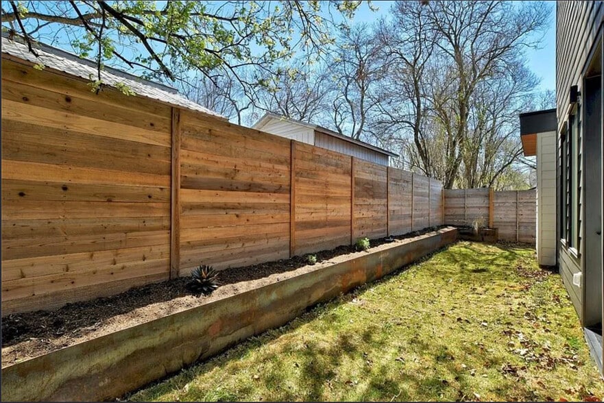 Building Photo - 2423 Wilson St