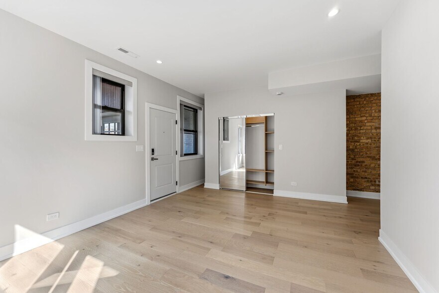 Building Photo - 7522 N Eastlake Ter