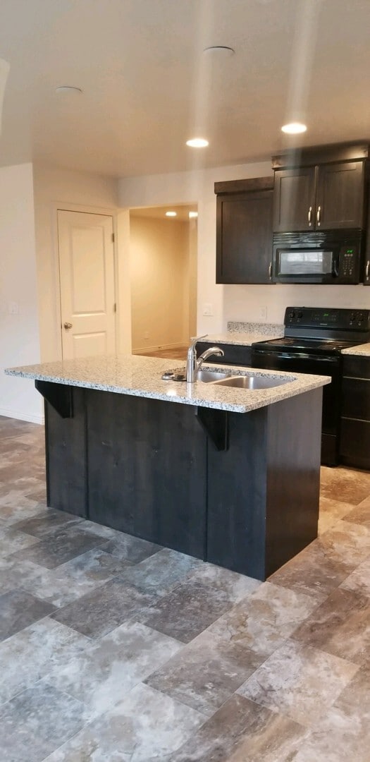 Building Photo - Town home in Little Valley Area. End Unit!!