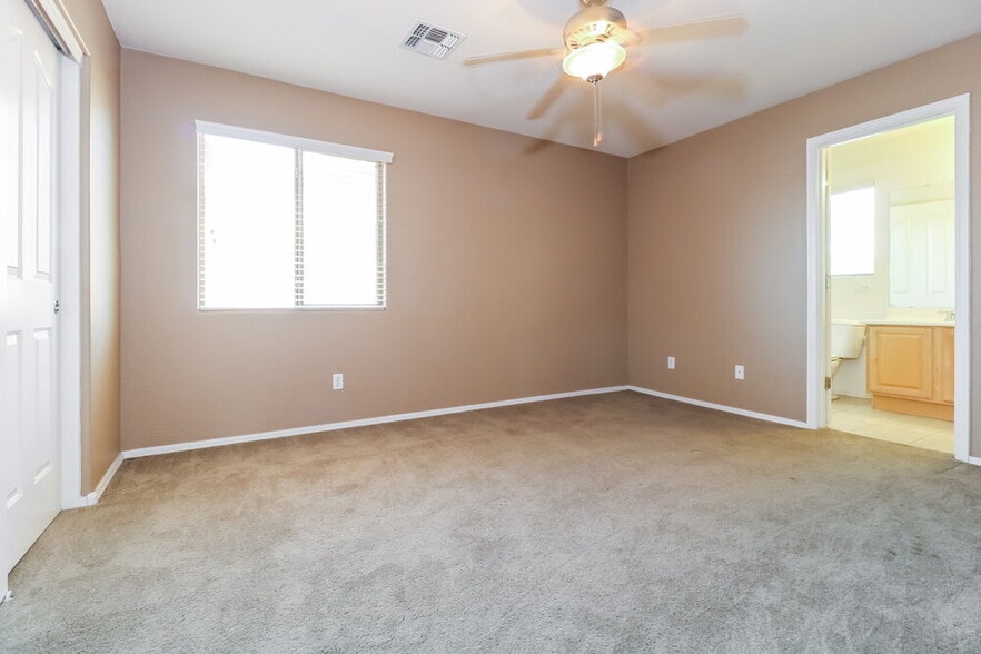 Building Photo - 3116 S 82nd Ln