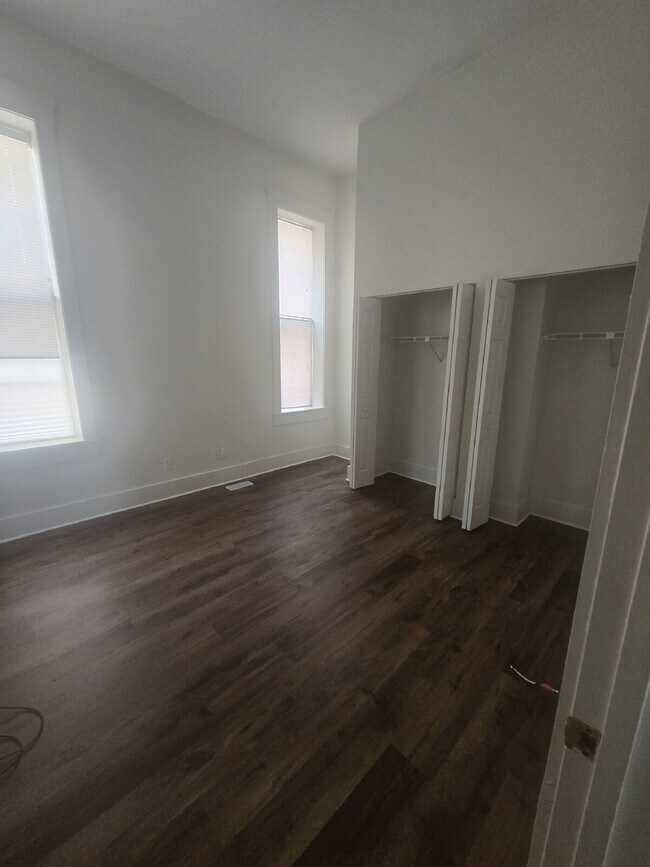 Building Photo - "2-Bed Condo with Gleaming Hardwood Floors...