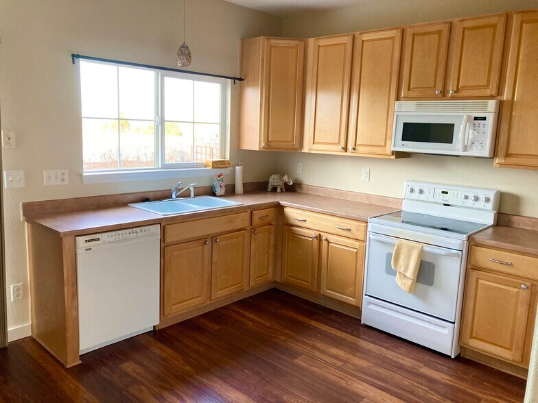 Kitchen - 15949 Longford Dr
