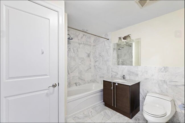 Building Photo - 10 Regent St