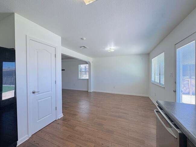 Building Photo - East El Paso 3bed/2bath Refrig A/C & Synthetic Lawn!