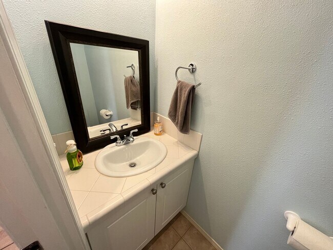 Building Photo - Lovely 2Bd + 2.5Ba in Beaverton!! Minutes Away From Nike! New Roof, Fence, Paint and Additional B...