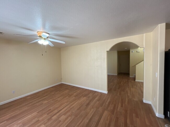Building Photo - Experience luxurious living in this stunning 4-bedroom, 2.5-bathroom house