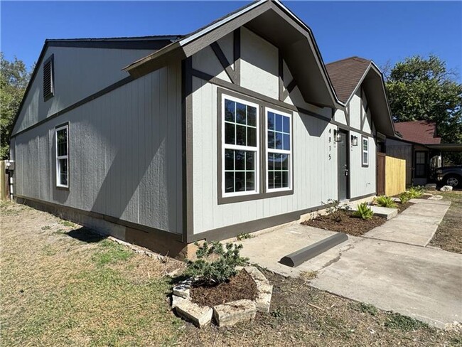 Building Photo - Beautifully updated 3/2 single family home