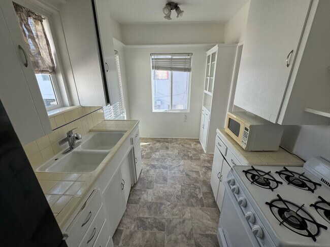 Building Photo - 9217 Alcott St