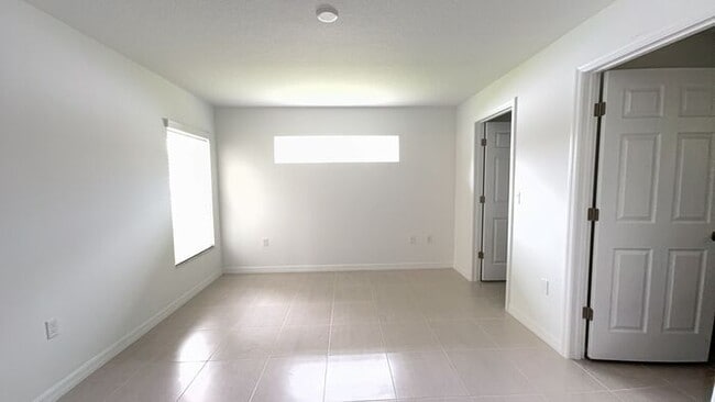 Building Photo - new 4BR duplex