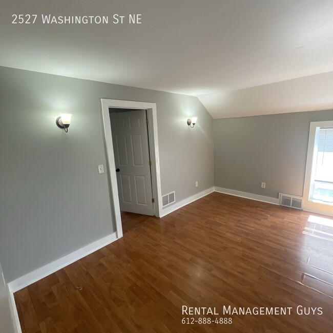 Building Photo - 4 Bedroom Home! Updated Kitchen and Office!