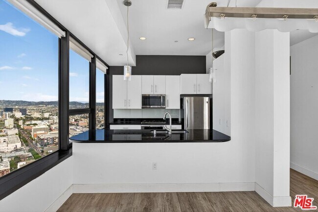 Building Photo - 1100 Wilshire Blvd