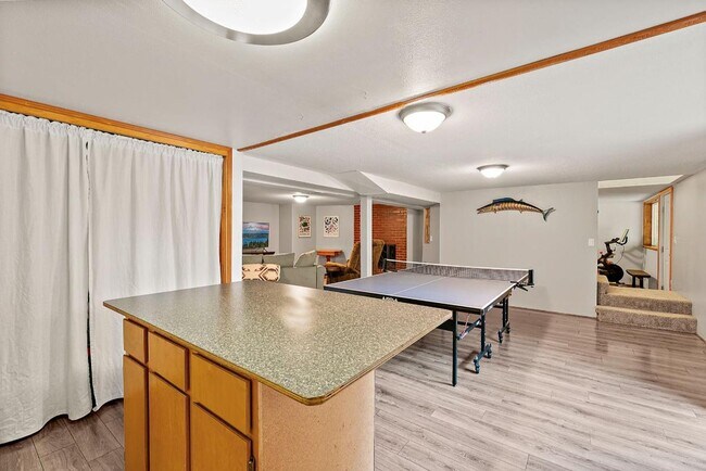 Building Photo - Spacious 4 Bed Lakewood Home w/ 2 Kitchens...