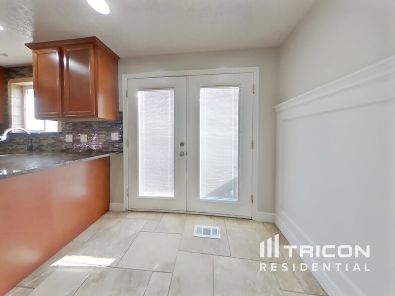 Building Photo - 1370 N 4700 W